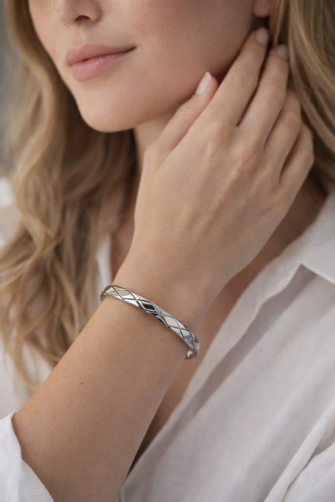 ✨ UShine.gr: Ατσάλινο βραχιόλι χειροπέδα με γεωμετρικό ανάγλυφο σχέδιο No 1501