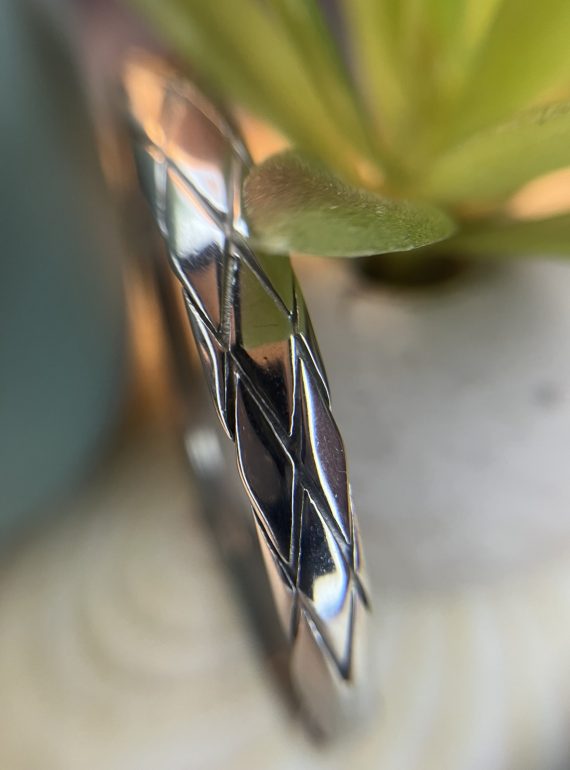 ✨ UShine.gr: Ατσάλινο βραχιόλι χειροπέδα με γεωμετρικό ανάγλυφο σχέδιο No 1501