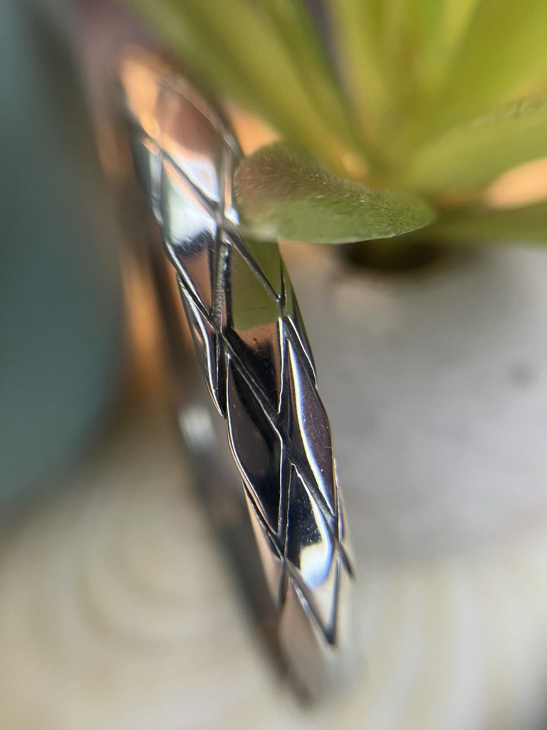 ✨ UShine.gr: Ατσάλινο βραχιόλι χειροπέδα με γεωμετρικό ανάγλυφο σχέδιο No 1501