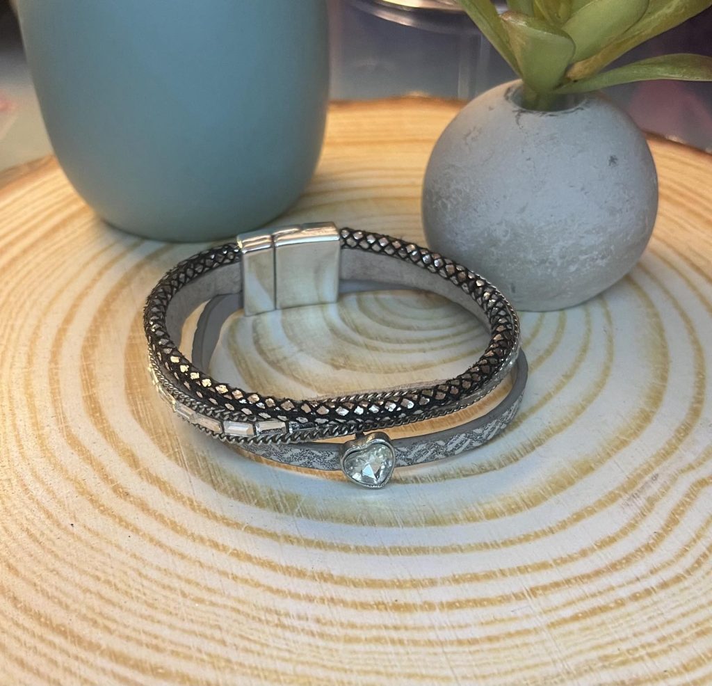 ✨ UShine.gr: Γυναικείο βραχιόλι πολλαπλών σειρών με καρδιά & διακοσμητικά στοιχεία No 1502