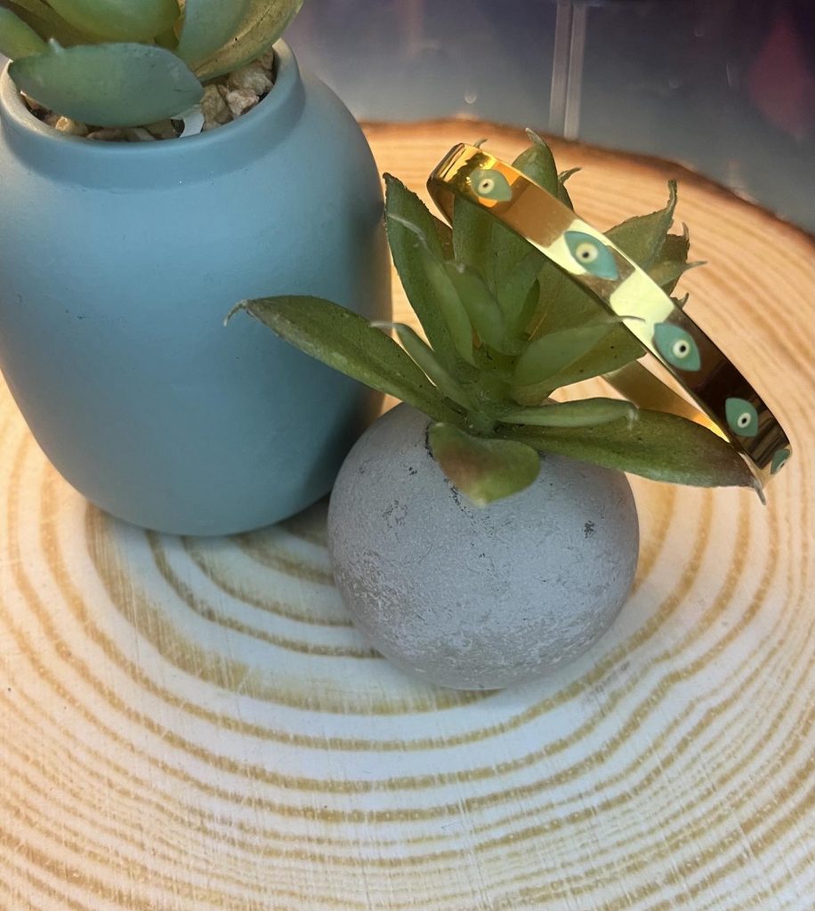 ✨ UShine.gr: Ατσάλινη χειροπέδα σε χρυσό τόνο με μοτίβο ματάκι No 1503