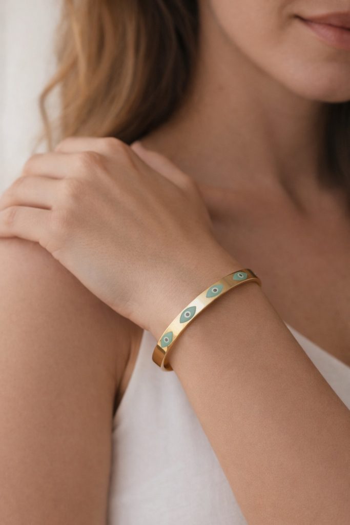 ✨ UShine.gr: Ατσάλινη χειροπέδα σε χρυσό τόνο με μοτίβο ματάκι No 1503