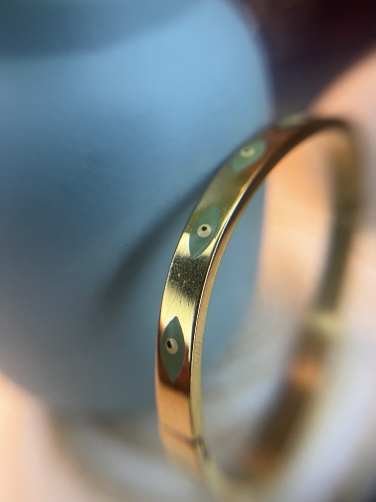 ✨ UShine.gr: Ατσάλινη χειροπέδα σε χρυσό τόνο με μοτίβο ματάκι No 1503