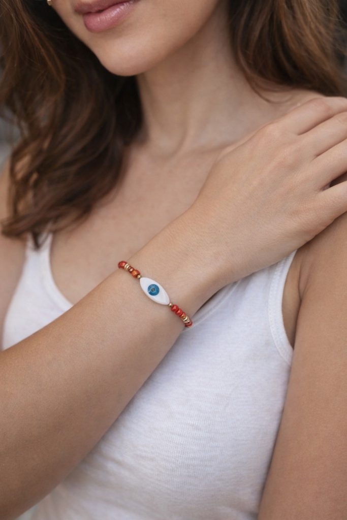 ✨ UShine.gr: Χειροποίητο βραχιόλι μακραμέ με μάτι & κόκκινες χάντρες No 1504