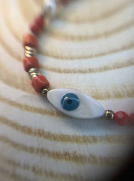 ✨ UShine.gr: Χειροποίητο βραχιόλι μακραμέ με μάτι & κόκκινες χάντρες No 1504