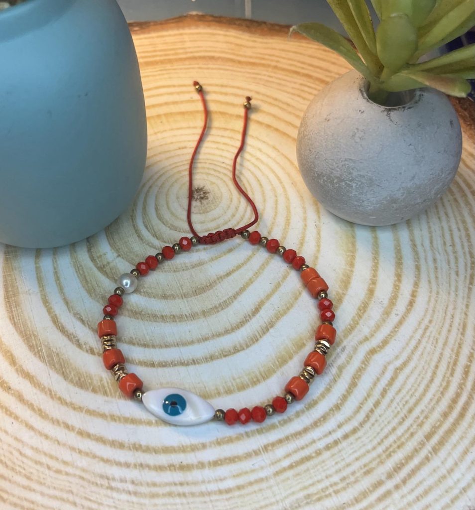 ✨ UShine.gr: Χειροποίητο βραχιόλι μακραμέ με μάτι & κόκκινες χάντρες No 1504