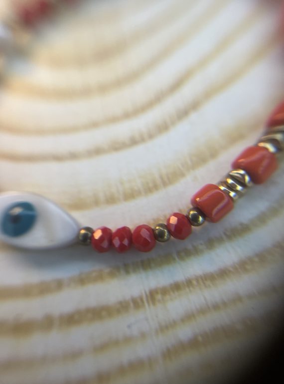 ✨ UShine.gr: Χειροποίητο βραχιόλι μακραμέ με μάτι & κόκκινες χάντρες No 1504