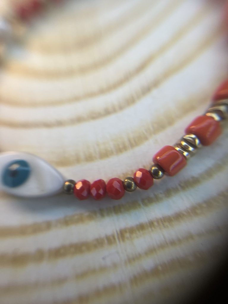 ✨ UShine.gr: Χειροποίητο βραχιόλι μακραμέ με μάτι & κόκκινες χάντρες No 1504