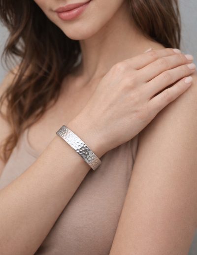 ✨ UShine.gr: Ατσάλινη χειροπέδα με ανάγλυφο σφυρήλατο σχέδιο No 1506