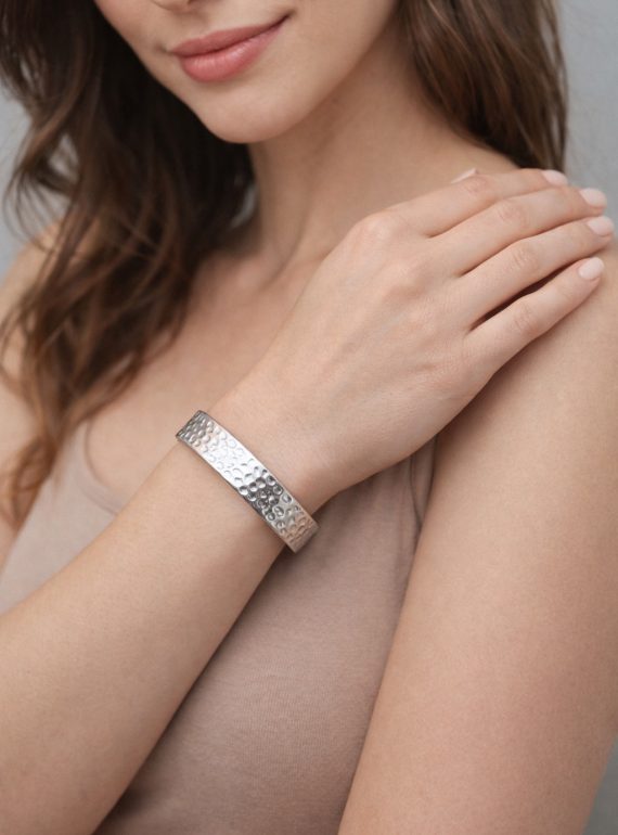 ✨ UShine.gr: Ατσάλινη χειροπέδα με ανάγλυφο σφυρήλατο σχέδιο No 1506