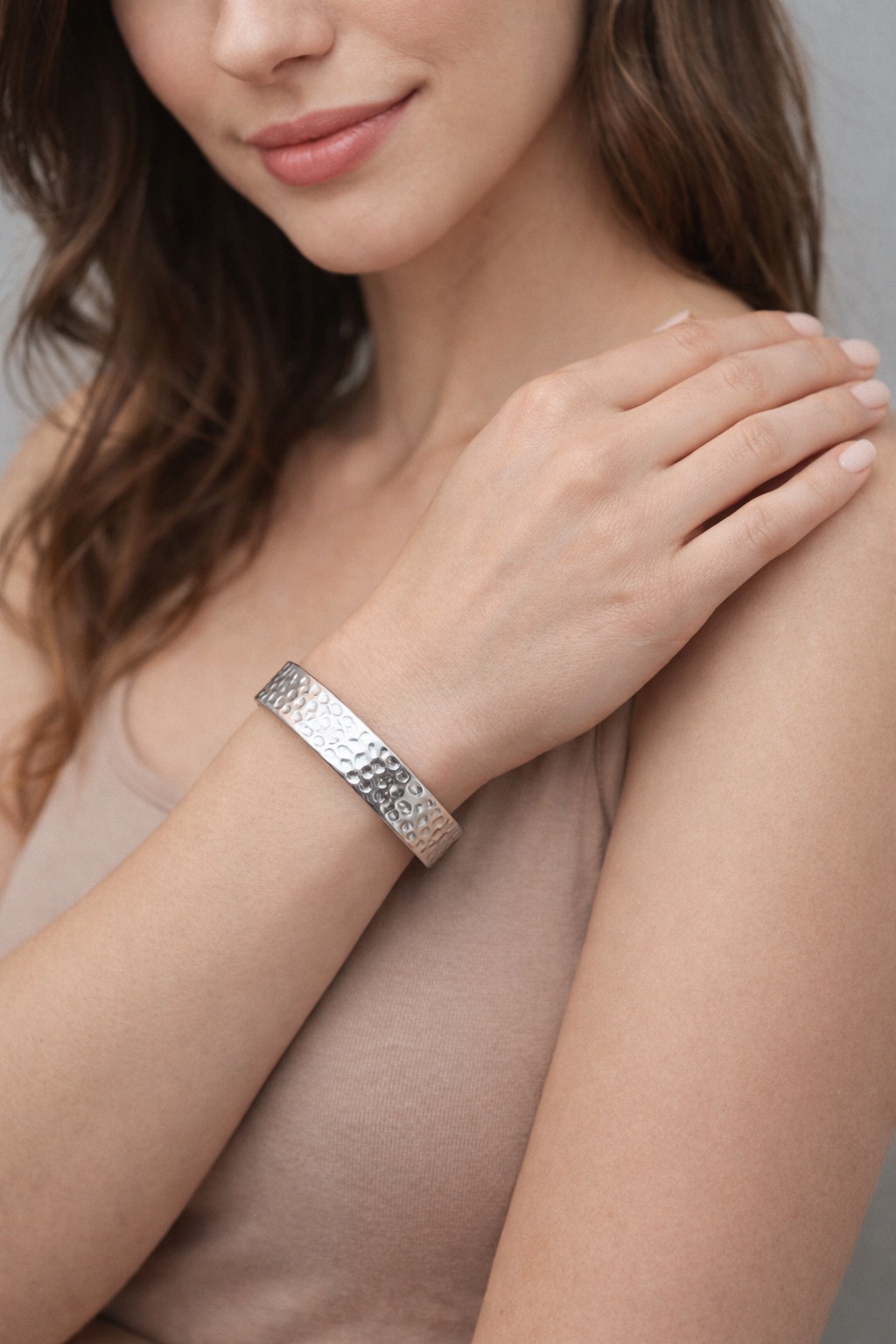 ✨ UShine.gr: Ατσάλινη χειροπέδα με ανάγλυφο σφυρήλατο σχέδιο No 1506