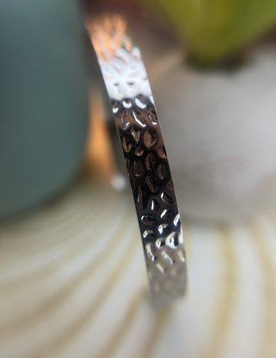 ✨ UShine.gr: Ατσάλινη χειροπέδα με ανάγλυφο σφυρήλατο σχέδιο No 1506