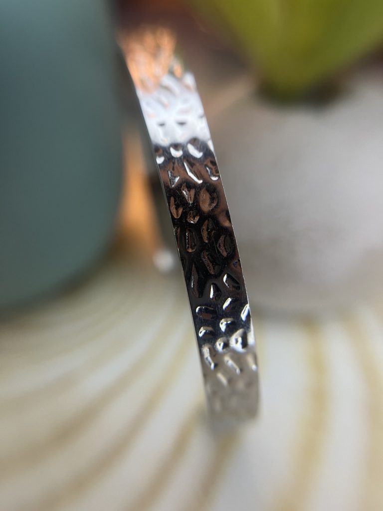 ✨ UShine.gr: Ατσάλινη χειροπέδα με ανάγλυφο σφυρήλατο σχέδιο No 1506