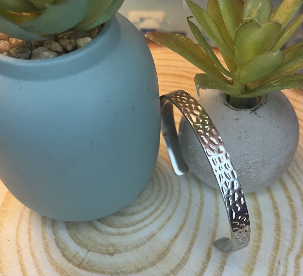 ✨ UShine.gr: Ατσάλινη χειροπέδα με ανάγλυφο σφυρήλατο σχέδιο No 1506