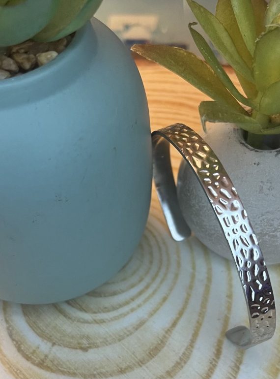 ✨ UShine.gr: Ατσάλινη χειροπέδα με ανάγλυφο σφυρήλατο σχέδιο No 1506