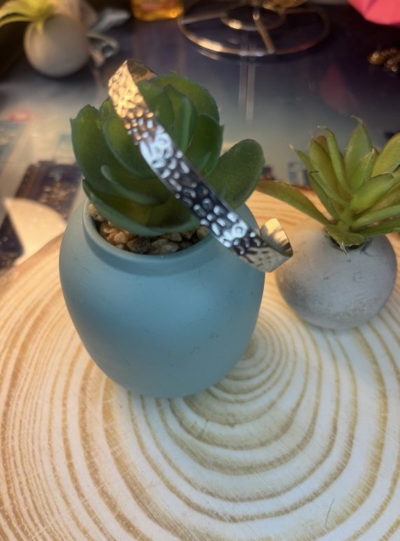 ✨ UShine.gr: Ατσάλινη χειροπέδα με ανάγλυφο σφυρήλατο σχέδιο No 1506