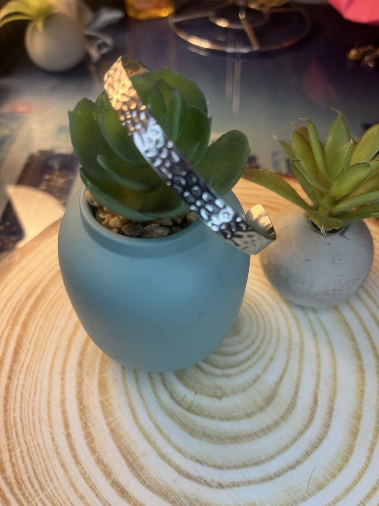 ✨ UShine.gr: Ατσάλινη χειροπέδα με ανάγλυφο σφυρήλατο σχέδιο No 1506