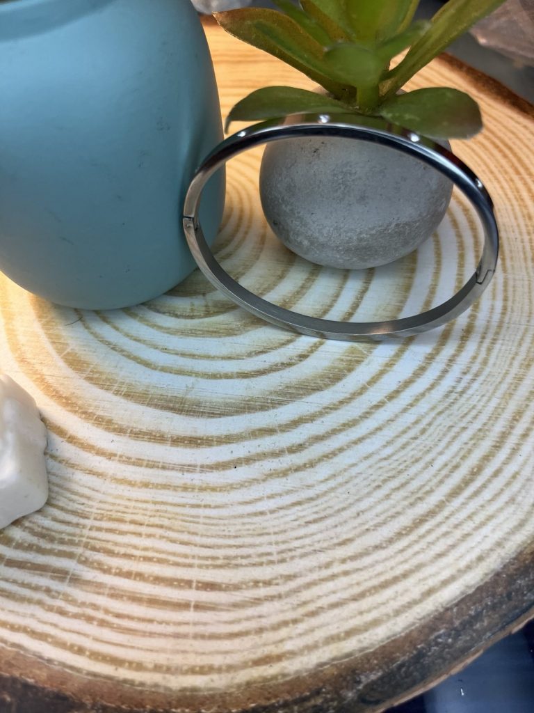 ✨ UShine.gr: Ατσάλινη χειροπέδα με ανάγλυφο σφυρήλατο σχέδιο No 1506