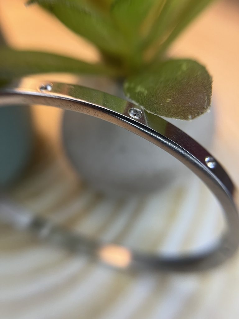 ✨ UShine.gr: Ατσάλινη χειροπέδα με ανάγλυφο σφυρήλατο σχέδιο No 1506