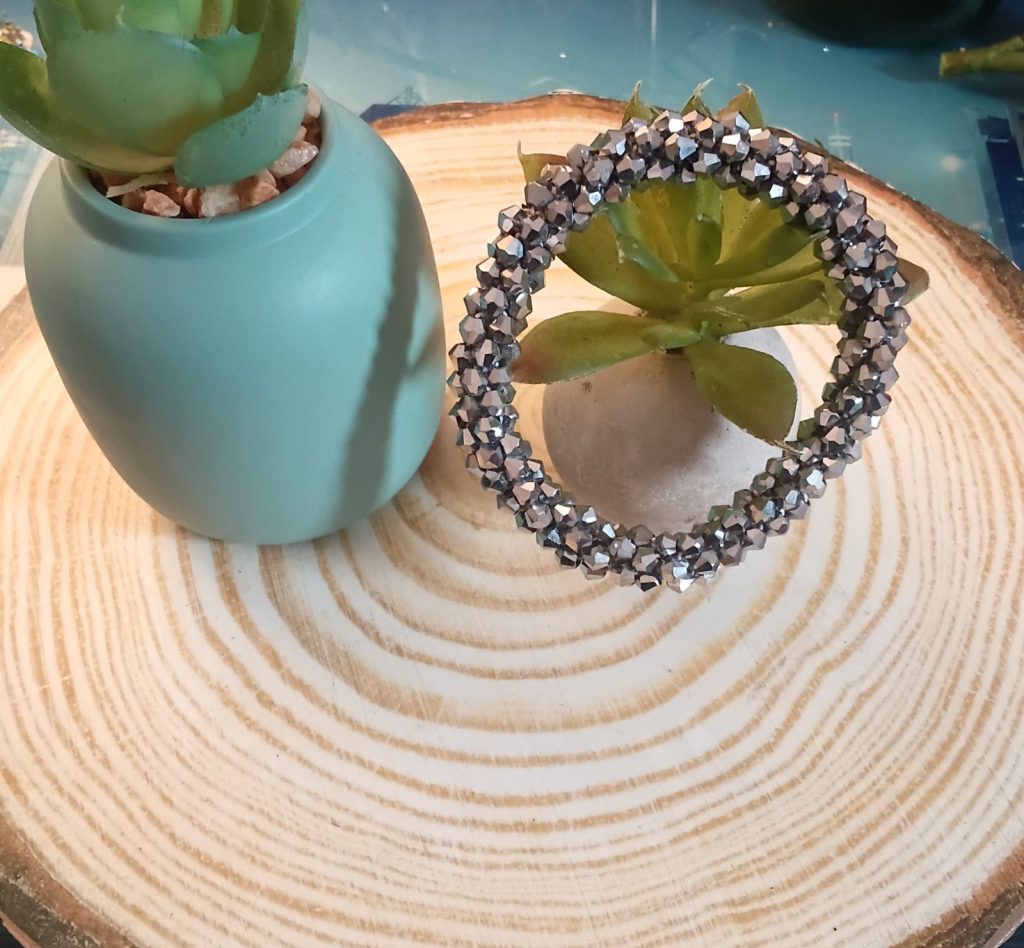 ✨ UShine.gr: Ελαστικό βραχιόλι με γκρι πολυγωνικές χάντρες υψηλής λάμψης No 1507