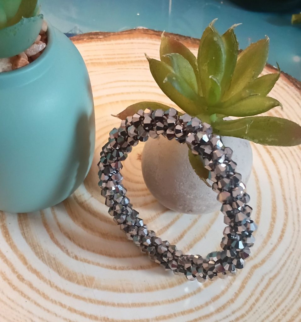 ✨ UShine.gr: Ελαστικό βραχιόλι με γκρι πολυγωνικές χάντρες υψηλής λάμψης No 1507