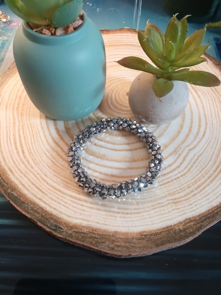 ✨ UShine.gr: Ελαστικό βραχιόλι με γκρι πολυγωνικές χάντρες υψηλής λάμψης No 1507