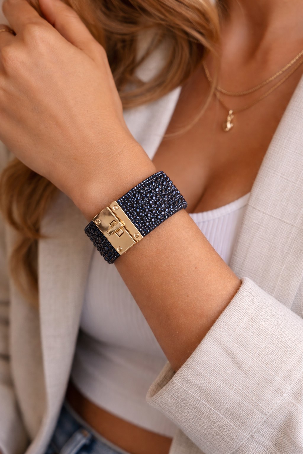 ✨ UShine.gr: Luxury Statement Cuff με Μαύρα Κρύσταλλα & Χρυσό Κούμπωμα No 1510