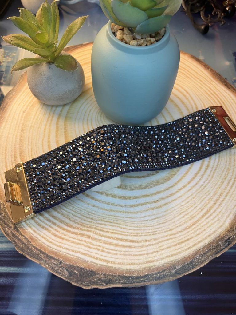 ✨ UShine.gr: Luxury Statement Cuff με Μαύρα Κρύσταλλα & Χρυσό Κούμπωμα No 1510