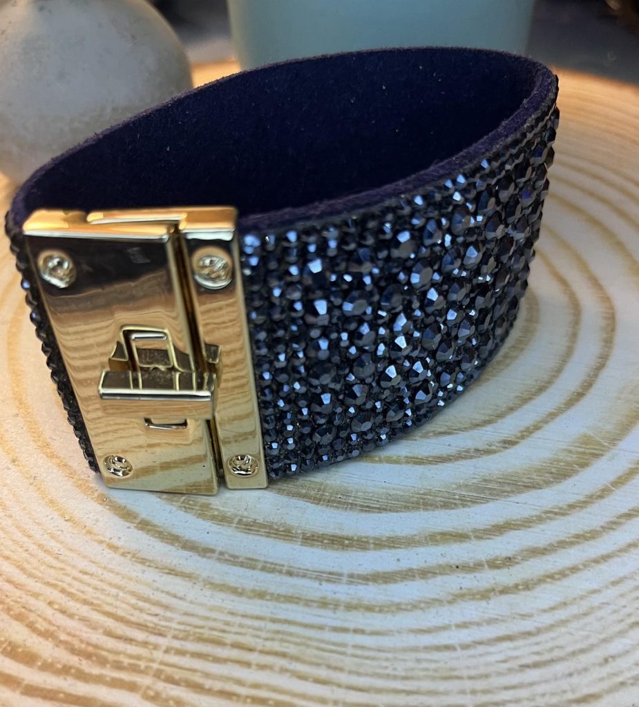 ✨ UShine.gr: Luxury Statement Cuff με Μαύρα Κρύσταλλα & Χρυσό Κούμπωμα No 1510