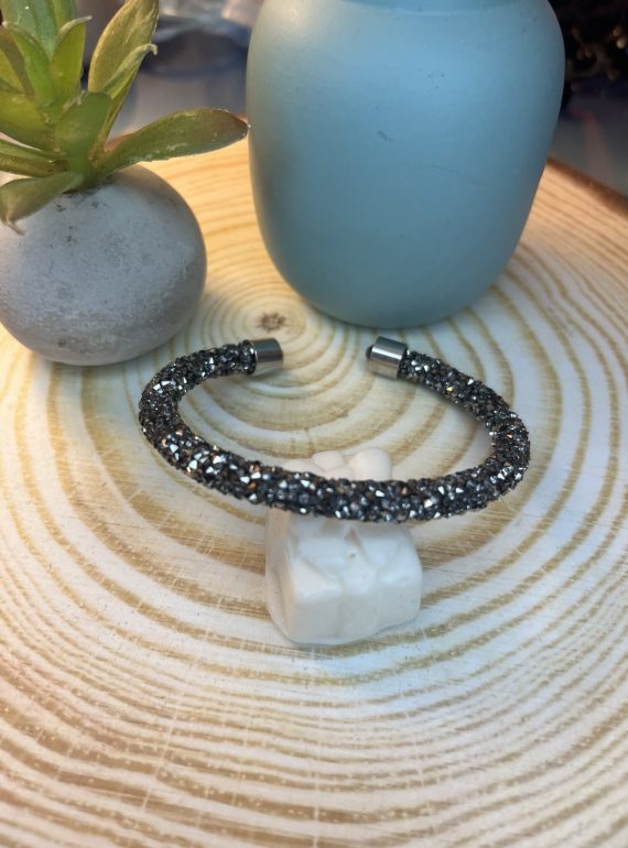 ✨ UShine.gr: Minimal Sparkle Χειροπέδα με Μαύρα Κρύσταλλα No 1511