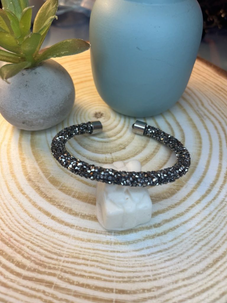 ✨ UShine.gr: Minimal Sparkle Χειροπέδα με Μαύρα Κρύσταλλα No 1511