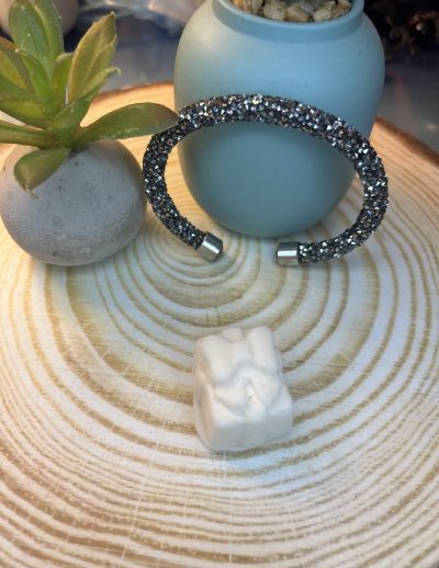 ✨ UShine.gr: Minimal Sparkle Χειροπέδα με Μαύρα Κρύσταλλα No 1511