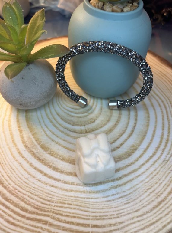 ✨ UShine.gr: Minimal Sparkle Χειροπέδα με Μαύρα Κρύσταλλα No 1511