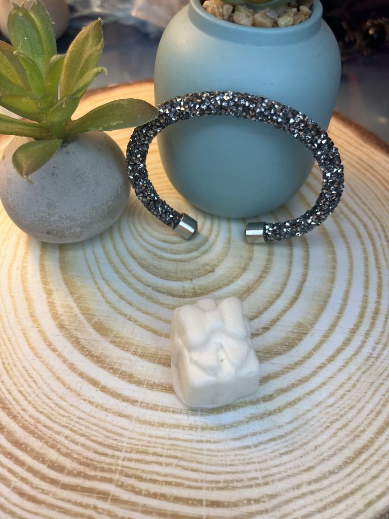 ✨ UShine.gr: Minimal Sparkle Χειροπέδα με Μαύρα Κρύσταλλα No 1511