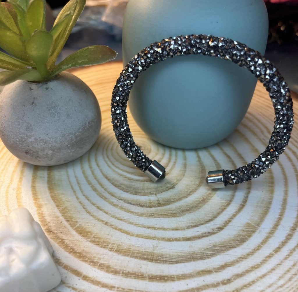 ✨ UShine.gr: Minimal Sparkle Χειροπέδα με Μαύρα Κρύσταλλα No 1511