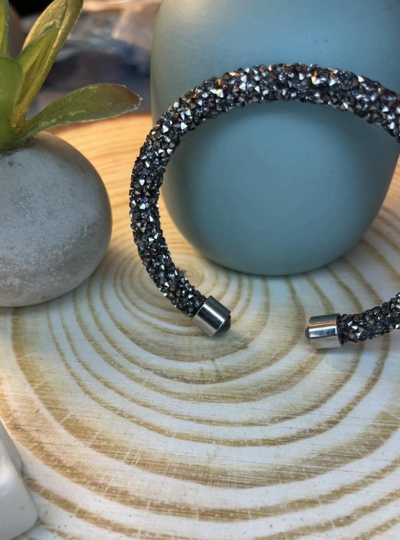 ✨ UShine.gr: Minimal Sparkle Χειροπέδα με Μαύρα Κρύσταλλα No 1511