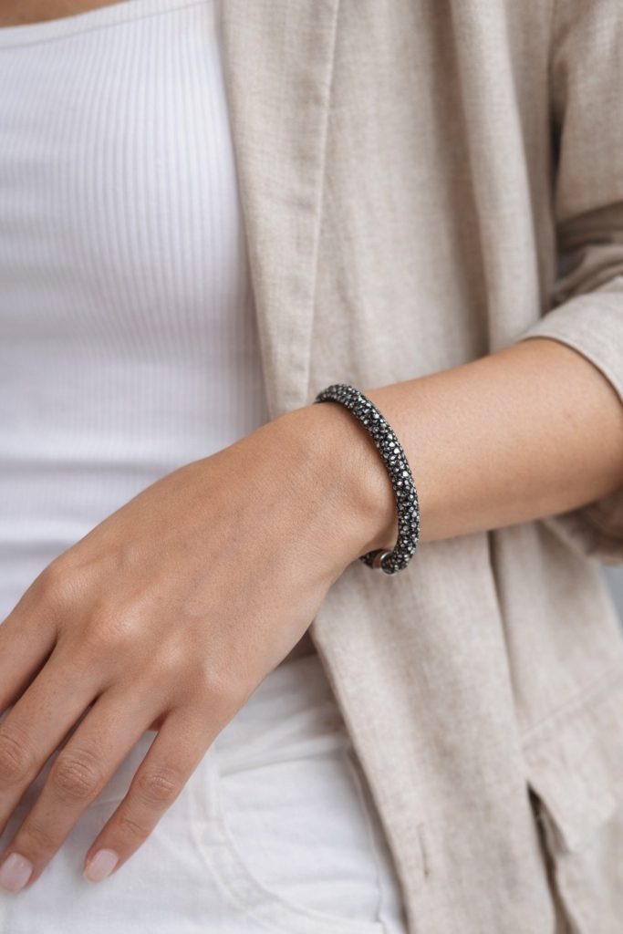 ✨ UShine.gr: Minimal Sparkle Χειροπέδα με Μαύρα Κρύσταλλα No 1511