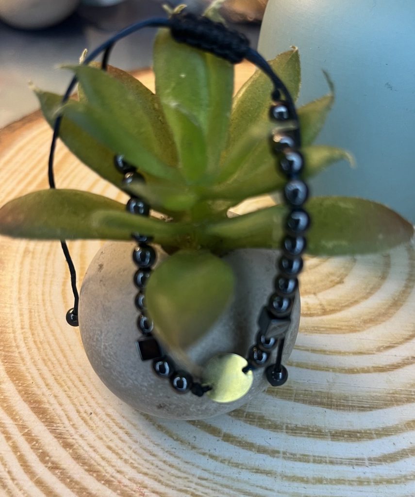 ✨ UShine.gr: Μακραμέ βραχιόλι με αιματίτη & χρυσό στοιχείο No 1513