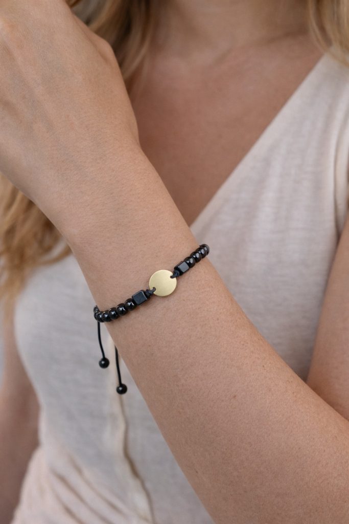 ✨ UShine.gr: Μακραμέ βραχιόλι με αιματίτη & χρυσό στοιχείο No 1513