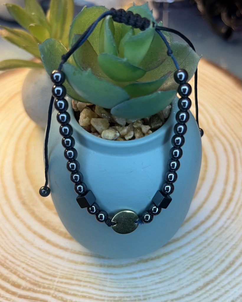 ✨ UShine.gr: Μακραμέ βραχιόλι με αιματίτη & χρυσό στοιχείο No 1513