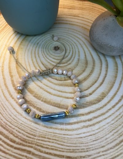 ✨ UShine.gr: Χειροποίητο βραχιόλι μακραμέ με λευκές χάντρες & μπλε διακοσμητικό στοιχείο No 1514