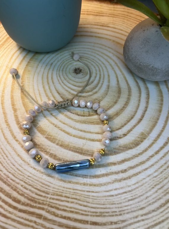 ✨ UShine.gr: Χειροποίητο βραχιόλι μακραμέ με λευκές χάντρες & μπλε διακοσμητικό στοιχείο No 1514