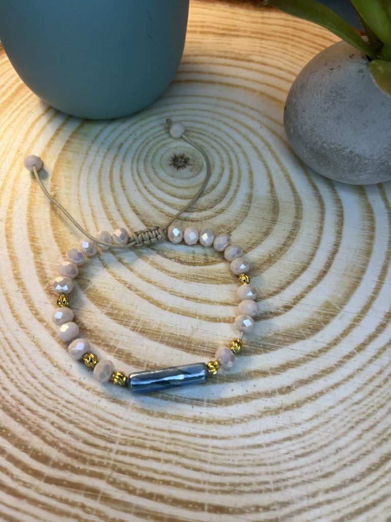 ✨ UShine.gr: Χειροποίητο βραχιόλι μακραμέ με λευκές χάντρες & μπλε διακοσμητικό στοιχείο No 1514