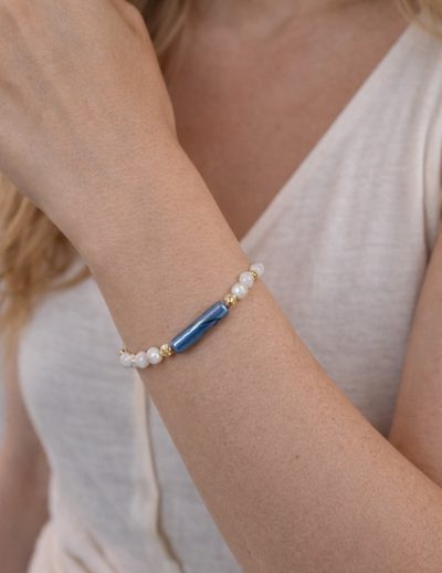 ✨ UShine.gr: Χειροποίητο βραχιόλι μακραμέ με λευκές χάντρες & μπλε διακοσμητικό στοιχείο No 1514