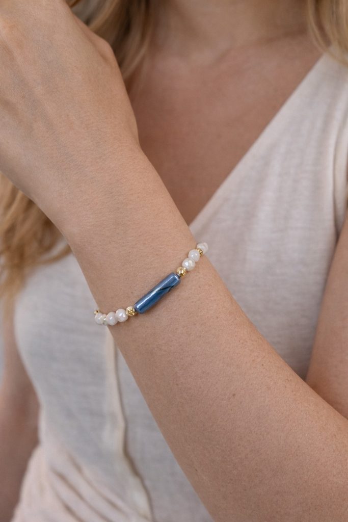 ✨ UShine.gr: Χειροποίητο βραχιόλι μακραμέ με λευκές χάντρες & μπλε διακοσμητικό στοιχείο No 1514