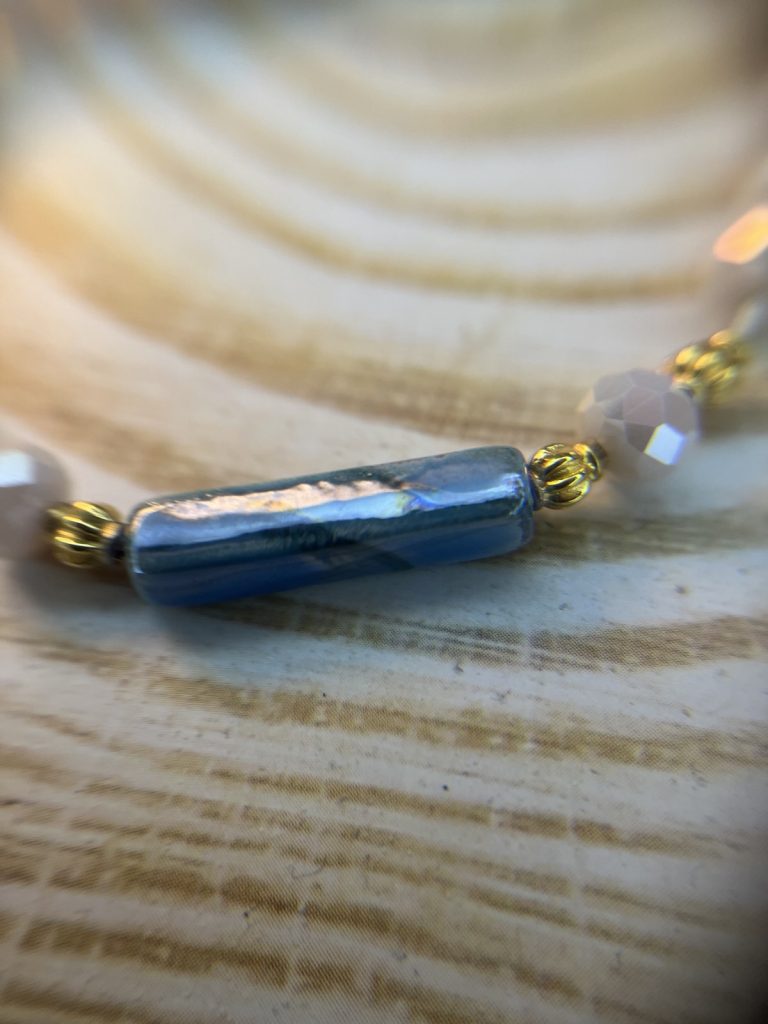 ✨ UShine.gr: Χειροποίητο βραχιόλι μακραμέ με λευκές χάντρες & μπλε διακοσμητικό στοιχείο No 1514