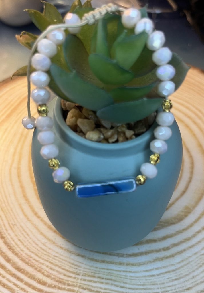 ✨ UShine.gr: Χειροποίητο βραχιόλι μακραμέ με λευκές χάντρες & μπλε διακοσμητικό στοιχείο No 1514