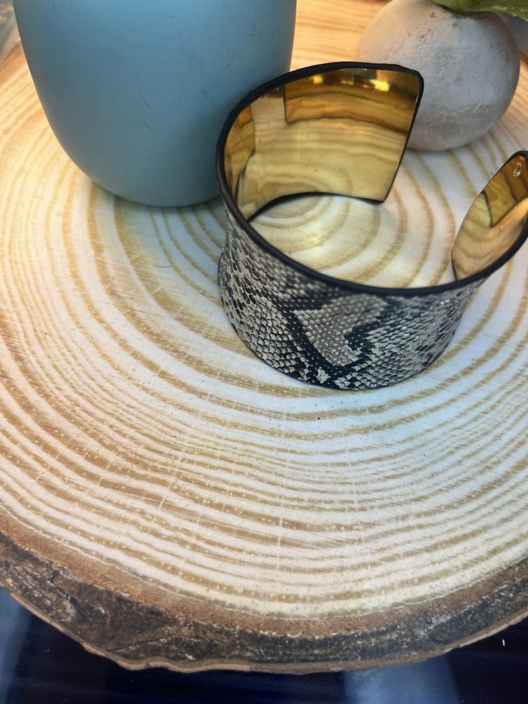 ✨ UShine.gr: Γυναικεία χειροπέδα cuff με snake print σε γήινους τόνους No 1515