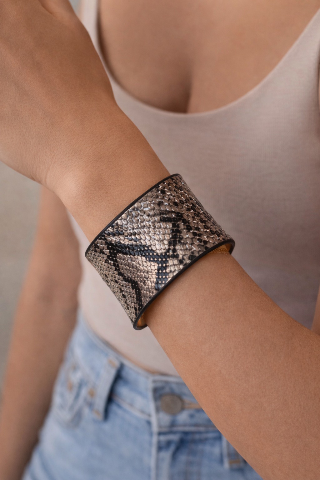 ✨ UShine.gr: Γυναικεία χειροπέδα cuff με snake print σε γήινους τόνους No 1515