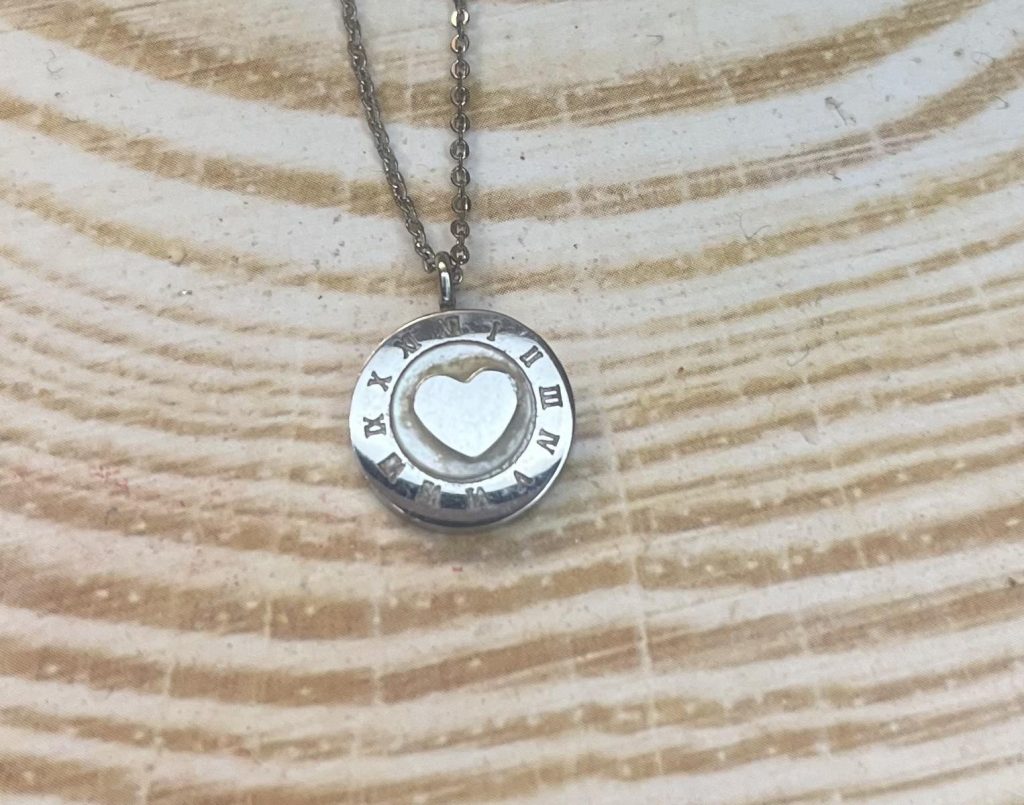 ✨ UShine.gr: Ατσάλινο κολιέ με καρδιά & ρωμαϊκούς αριθμούς No 1472